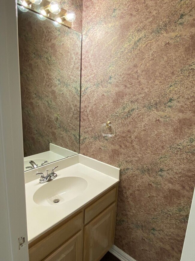 Building Photo - Quiet 2 bedroom townhome close to Downtown Denton Square