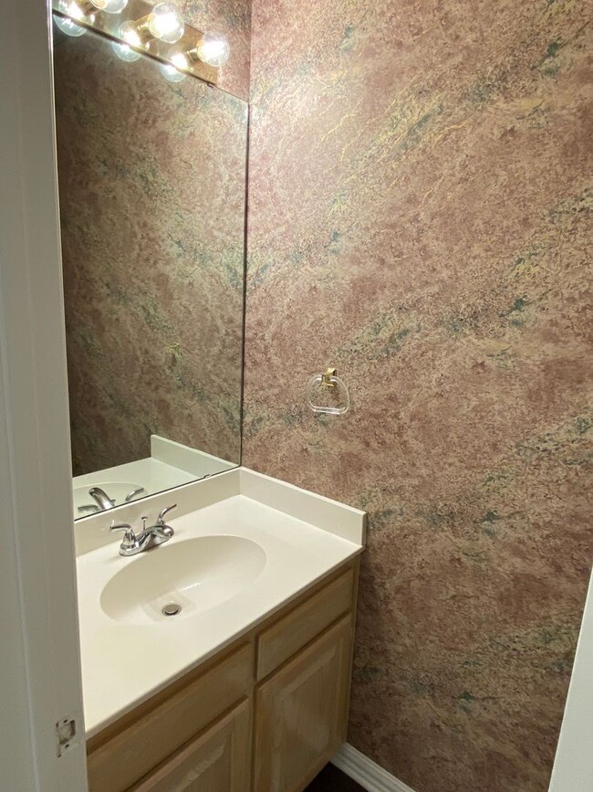 Building Photo - Quiet 2 bedroom townhome close to Downtown...