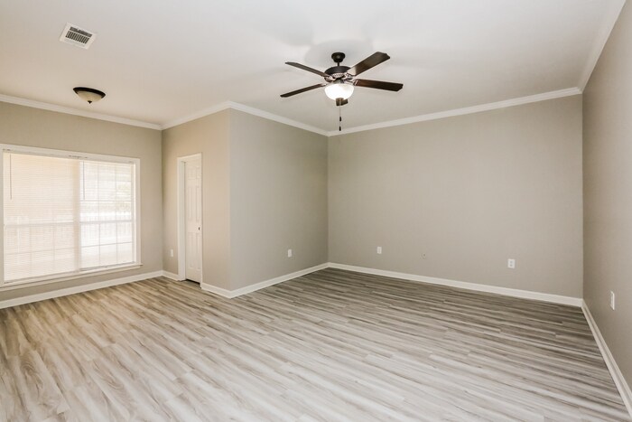Building Photo - 206 Overland Ln