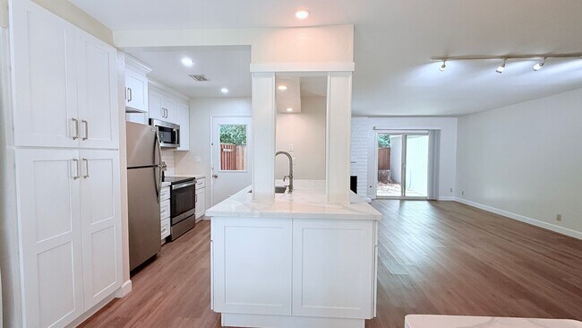 Building Photo - 1065 San Ramon Valley Blvd