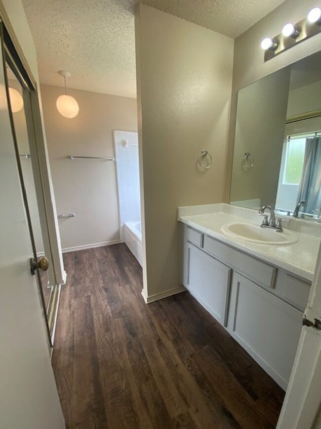 Building Photo - 2928 Stonycroft Dr