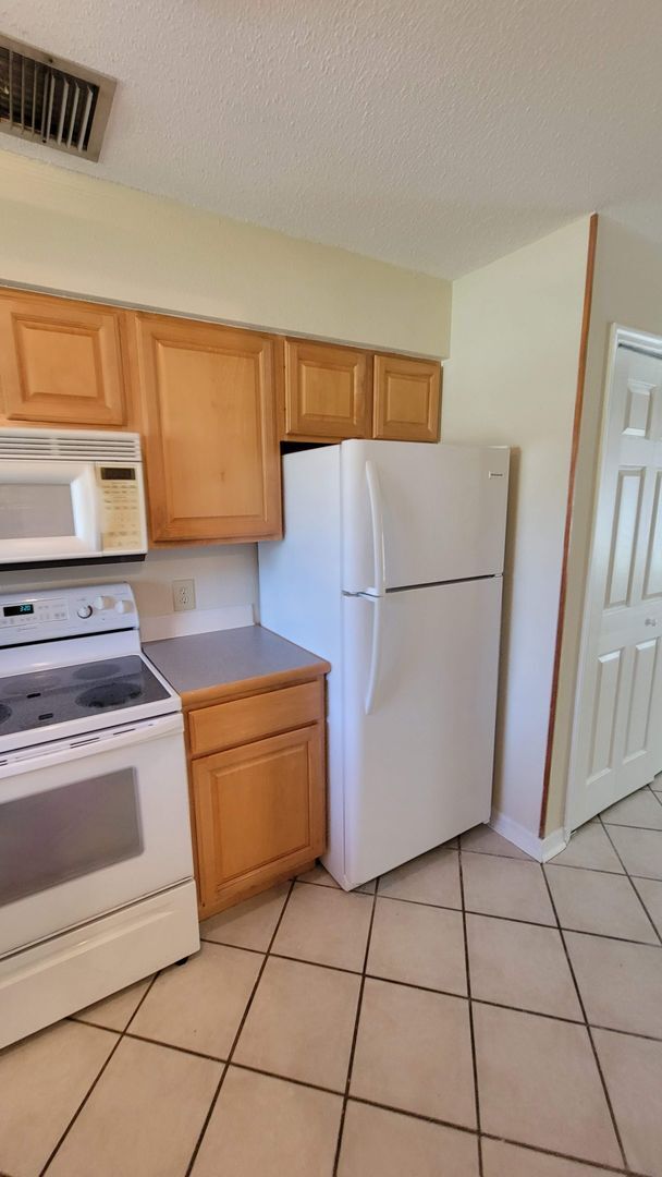 Building Photo - 3 bed, 2 bath townhouse minutes from downtown Leesburg.