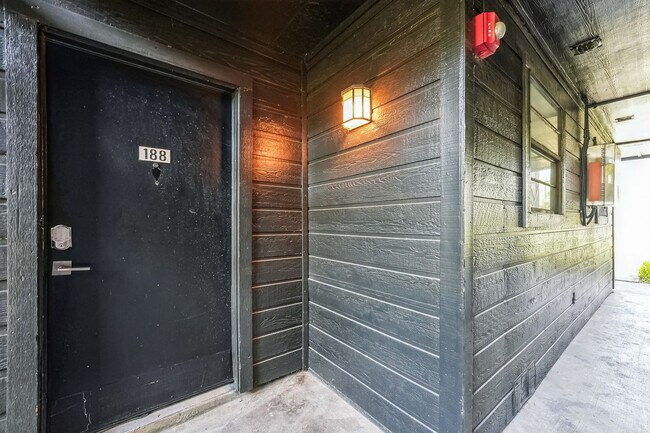 Building Photo - 2553 Thomason Cir