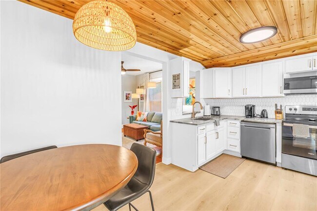 Building Photo - 748 11th Ave N