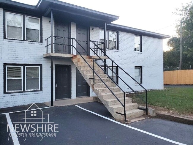 Building Photo - Townhome! Hampton Avenue Apartments — Comfortable Greenville Living Close to Everything