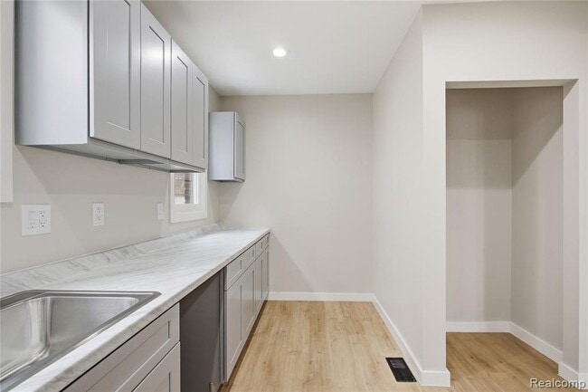 Building Photo - 14615 Winthrop St