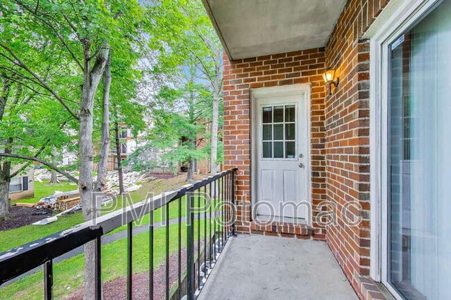 Building Photo - 18310 Streamside Dr