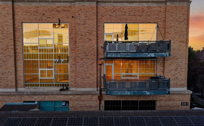 Building Photo - Stunning 3 bedroom Loft