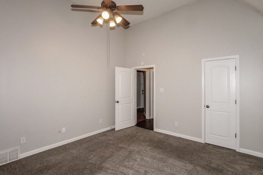 Building Photo - 10215 Morning Hill Dr