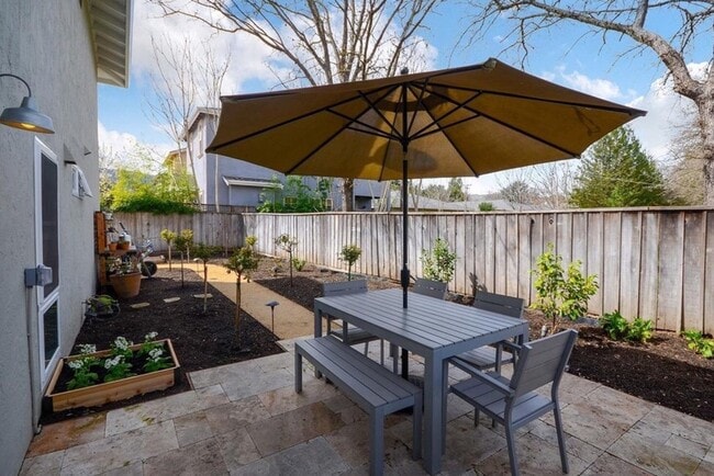 Building Photo - Beautiful Remodeled 2 Bedroom 2 Bath St. H...