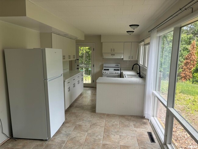 Building Photo - 1329 W Holly Hedges Dr