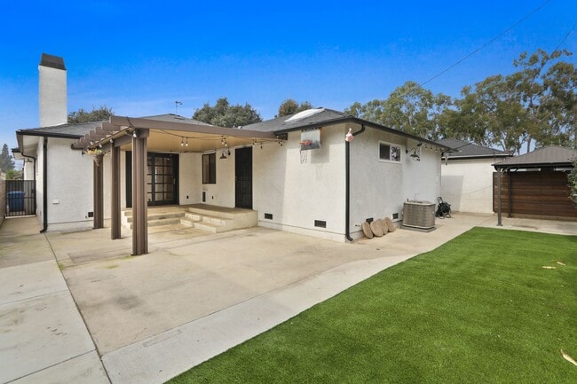 Building Photo - 3 bed 2 bath remodeled home features rustic charm blended with contemporary elegance