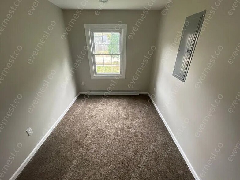 Building Photo - 164 Burr St