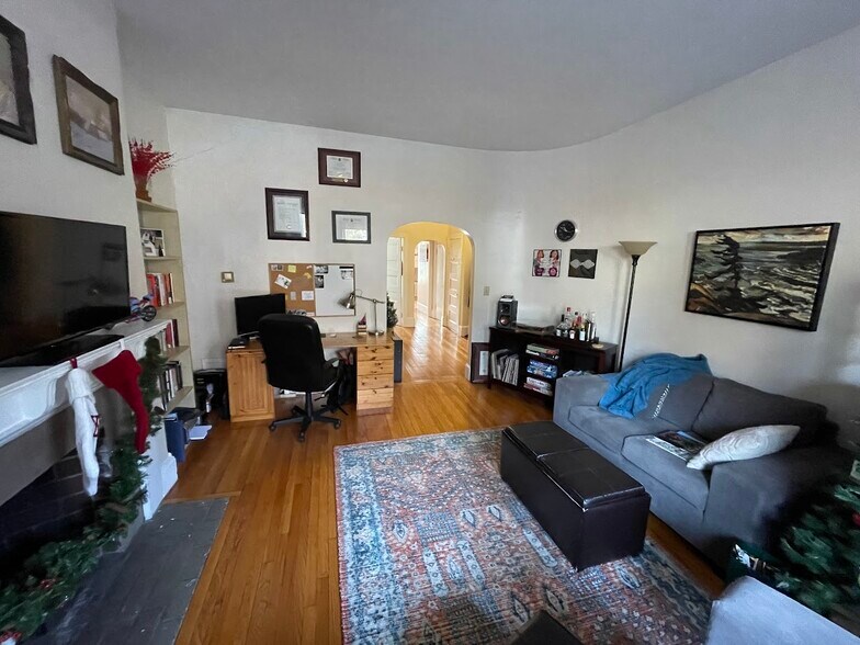 Building Photo - 1485 Beacon St