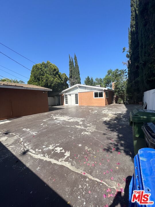 Building Photo - 8227 Lindley Ave