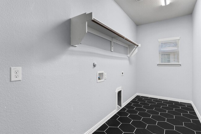 Building Photo - 2003 Silent Shore St