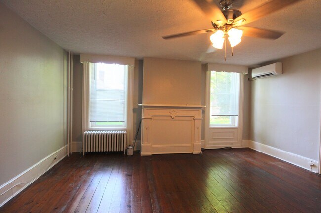 Building Photo - 1 bed, 1 bath apartment for rent in Downtown Harrisonburg!