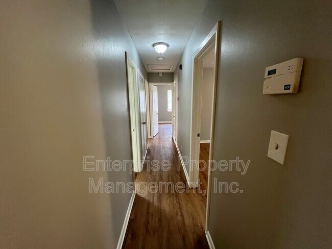 Building Photo - 2859 Invergarry Rd