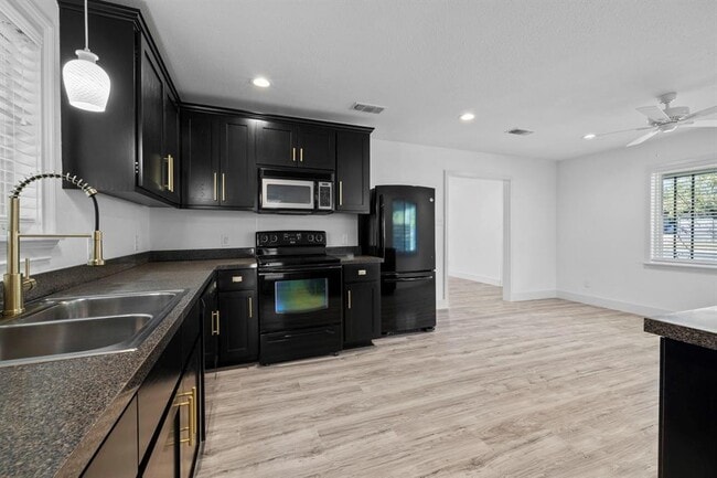 Building Photo - 5807 Mojave Dr