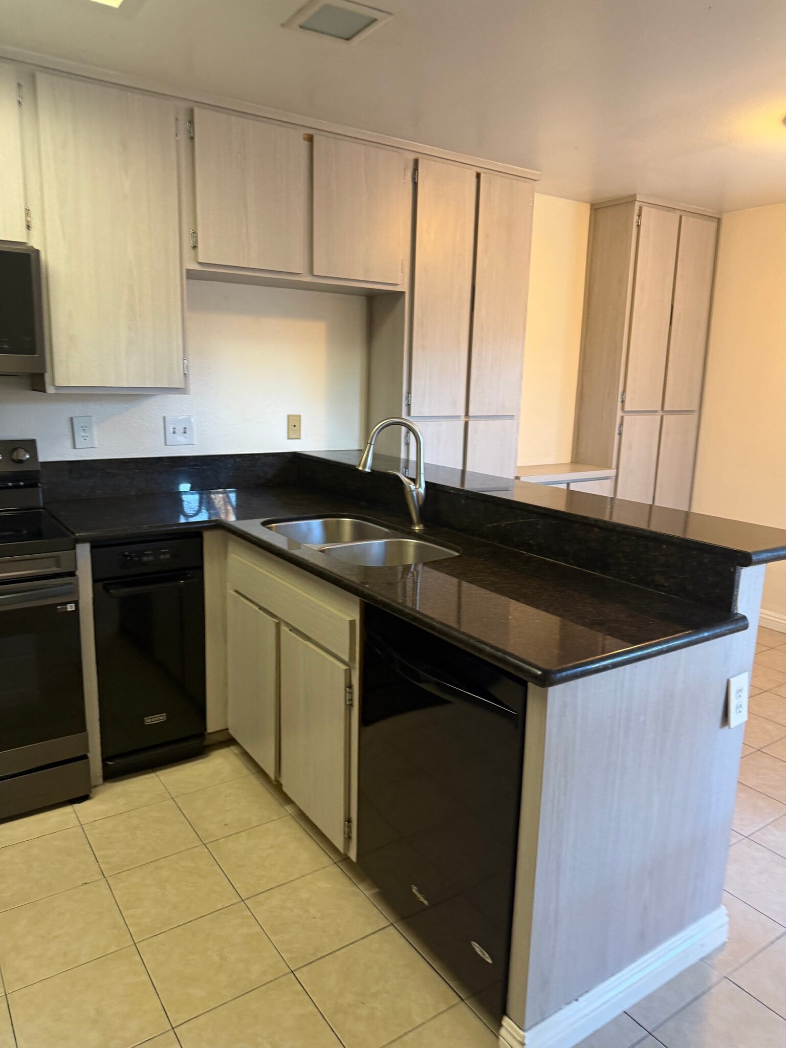 Building Photo - 4500 Villas Dr
