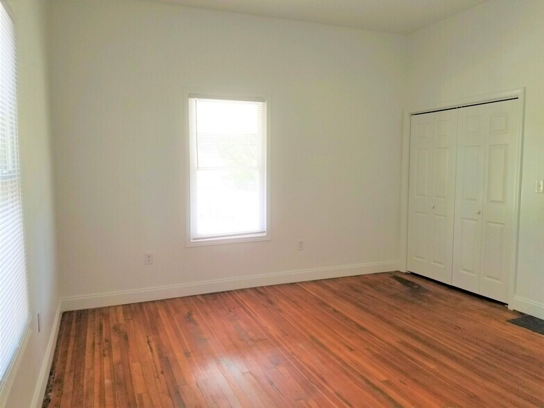 Building Photo - 12 N YMCA ST