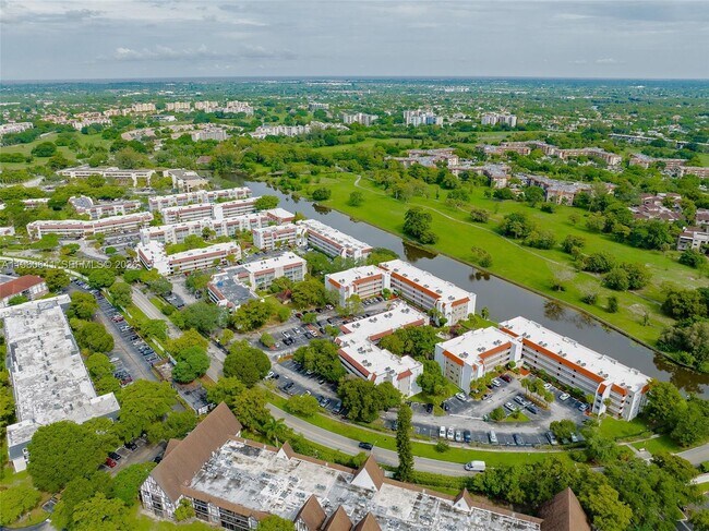 Building Photo - 3581 Inverrary Dr