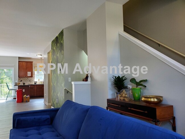 Building Photo - Gorgeous Townhouse Steps from Pool and Hik...