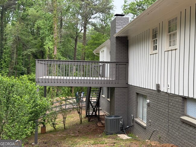 Building Photo - 3336 Camelot Dr NE