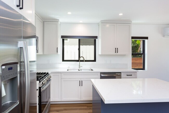 Building Photo - 2610-2612 Juan Street