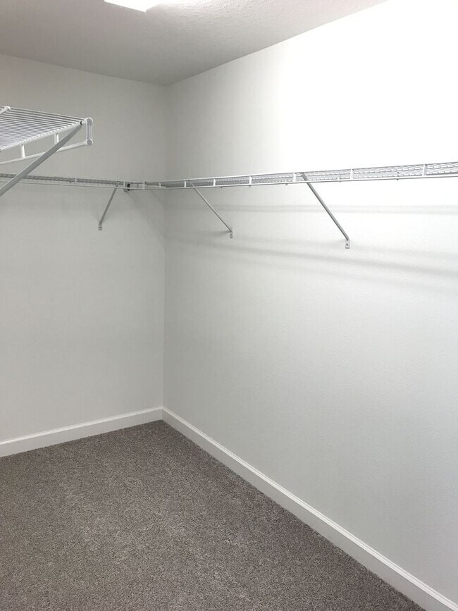 Building Photo - Newer 3/2.5ba Home at The Oaks in Moss Park with FREE Internet, Cable and Phone