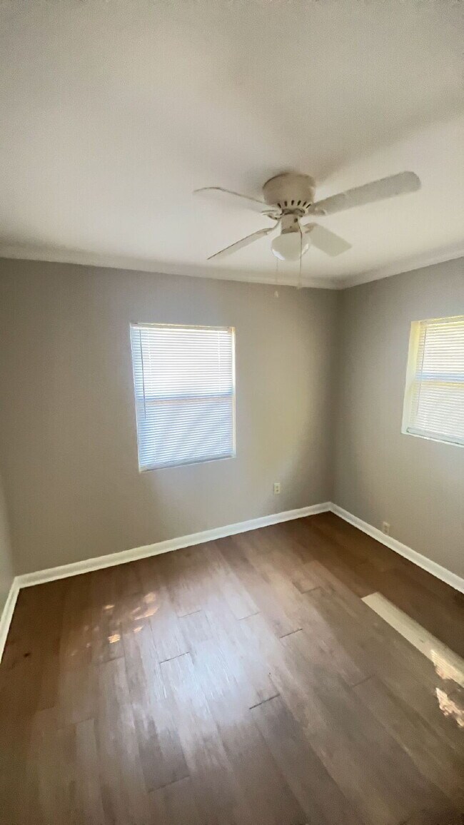 Building Photo - Spacious 2 Bedroom 1 Bathroom