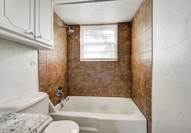 Building Photo - 1627 Surrey Dr