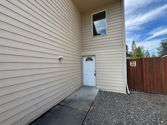 Building Photo - 943-945 99th St E