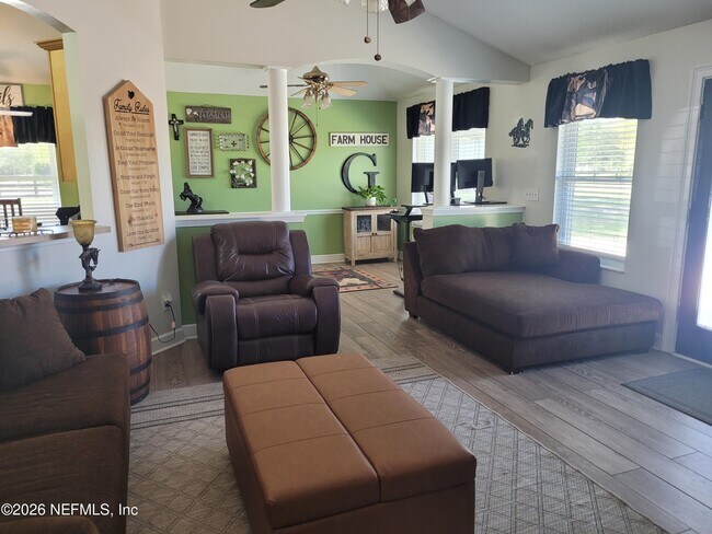 Building Photo - 906 County Rd 217