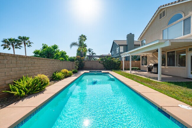 Building Photo - 10919 Mirador Dr
