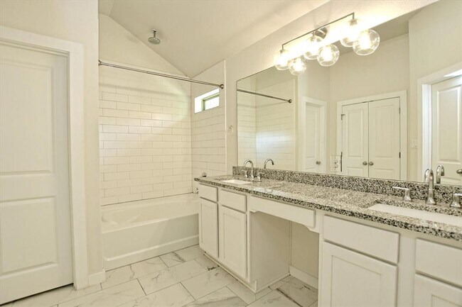 Building Photo - 10620 W Lakeview Dr