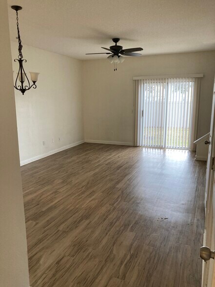 Building Photo - 421 Scrub Jay Dr