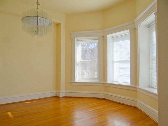 Building Photo - Charming 3 BD/2 BATH right across the stre...