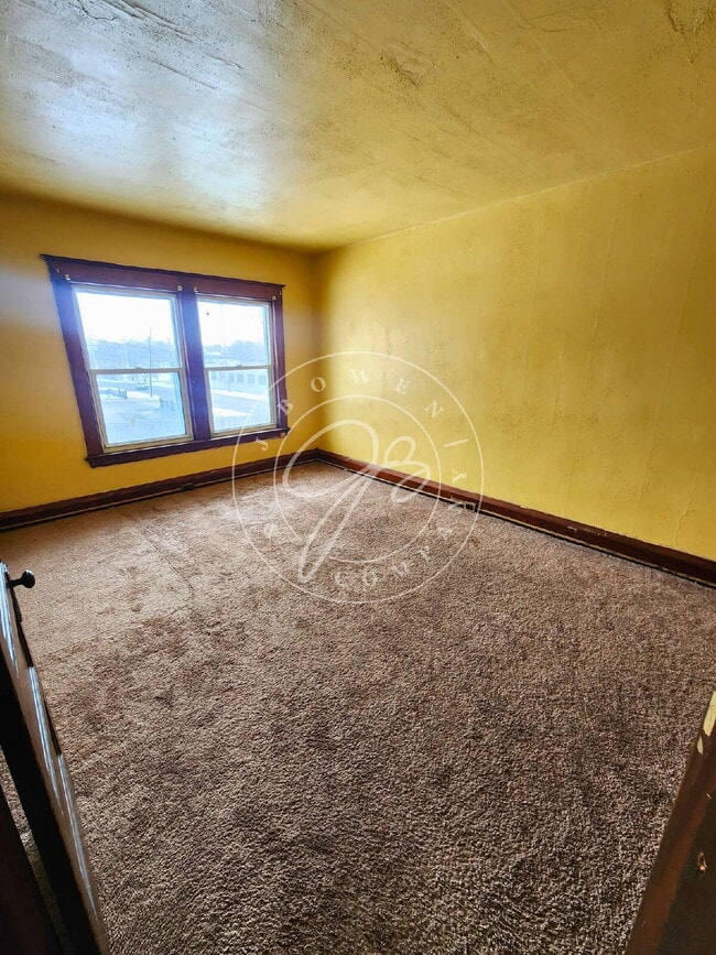 Building Photo - 2 bed 2 story townhouse! Individual basement! Front and back entrances with porch!