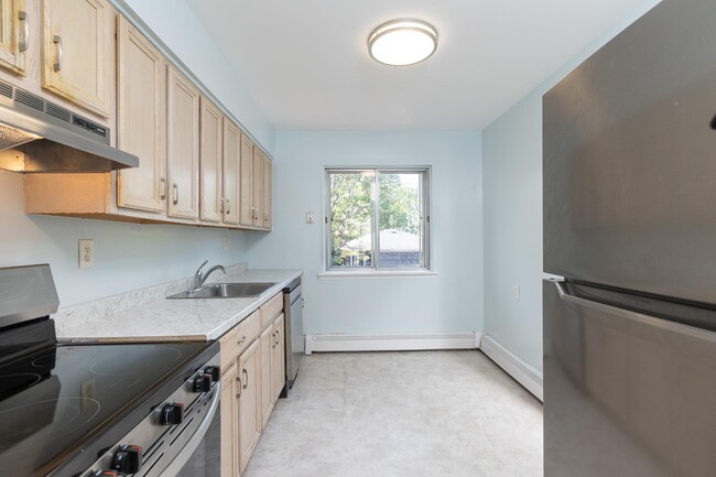 Building Photo - 52,54-54 Blydenburgh Ave