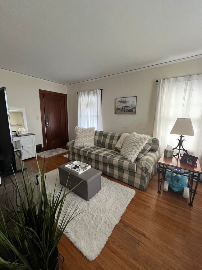 Building Photo - 206 Oak St