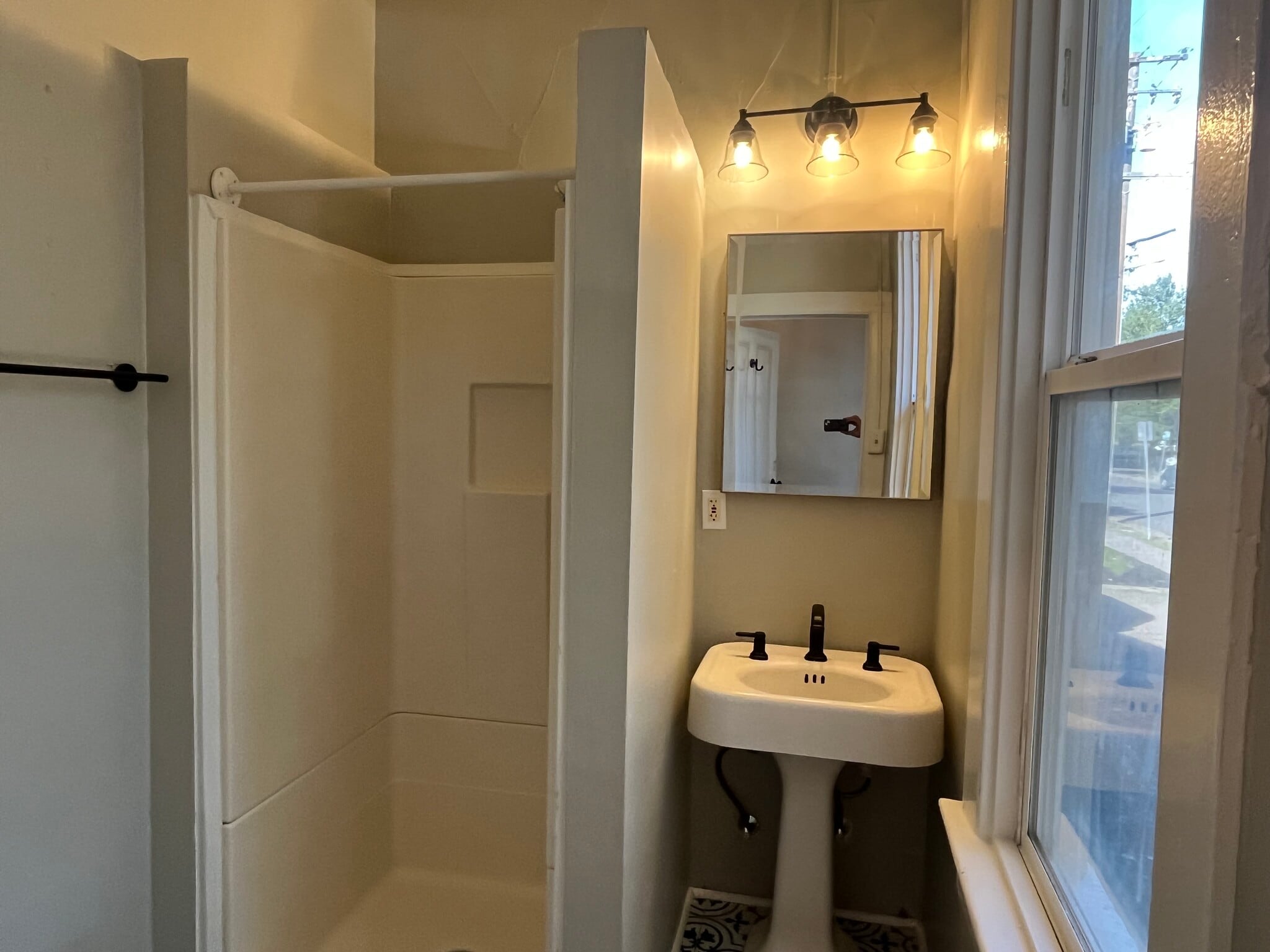 Building Photo - 663 Tupper St