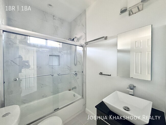 Building Photo - 1416 1/2 S Crest Dr -