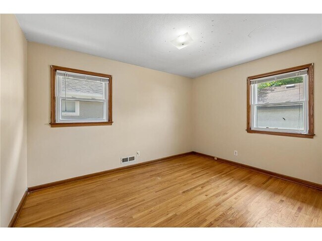 Building Photo - 5542 S 28th Ave