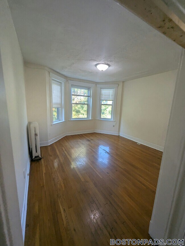Building Photo - 364 Riverway