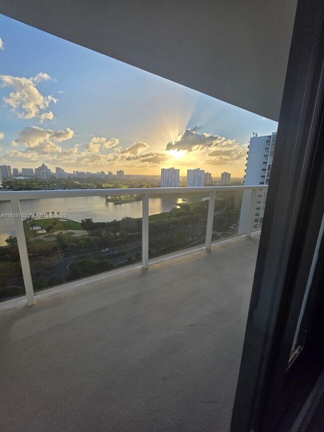 Building Photo - 3701 N Country Club Dr