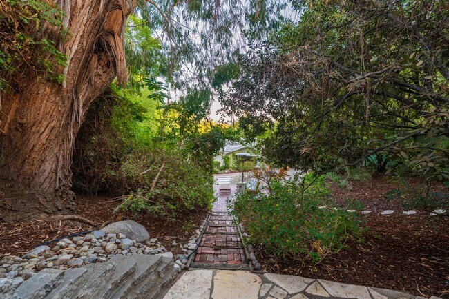 Building Photo - Beautiful Tarzana Rental!
