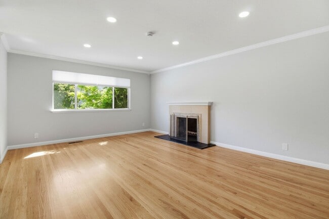 Building Photo - Remodeled 3-Bedroom 2.5-Bathroom Barron Park Home