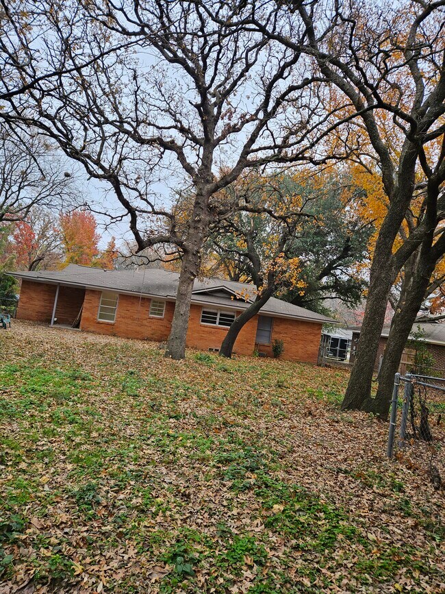 Building Photo - 2603 Robinwood Ln