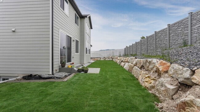 Building Photo - 2411 N Paintbrush Dr